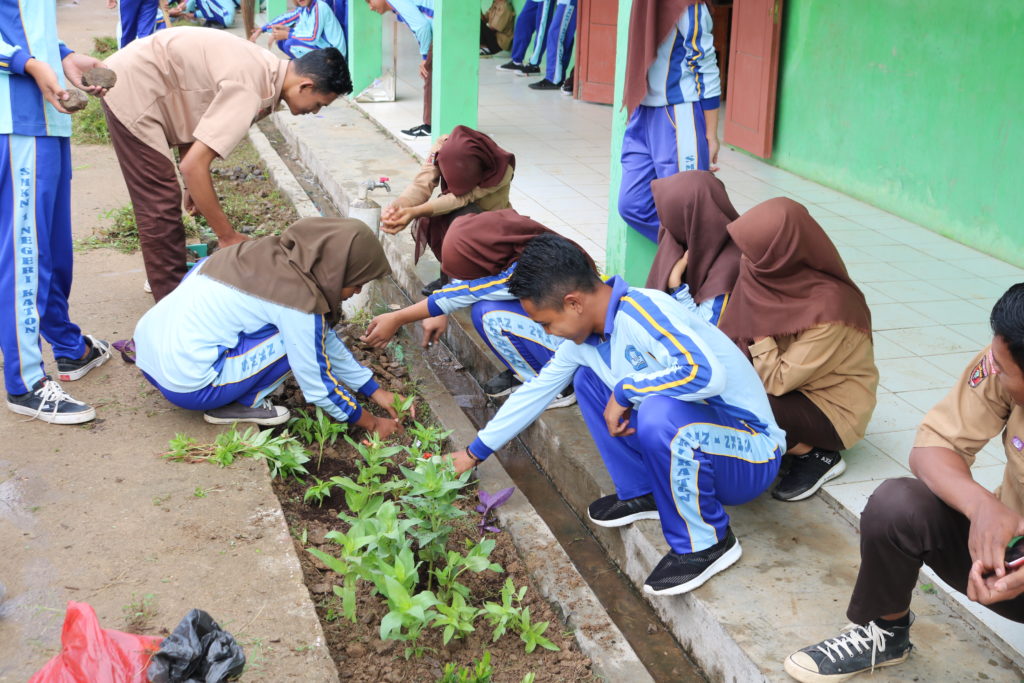 Program Jumat Bersih dan Sehat